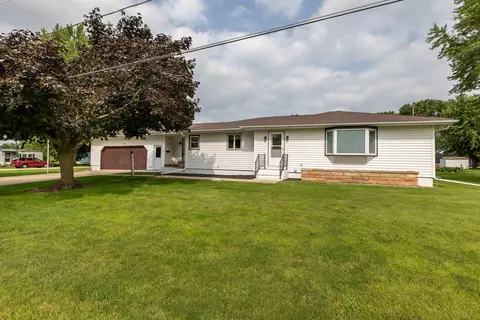 Exterior - 108 N Beebe St, Warren, IL 61087 photo 1 of 5