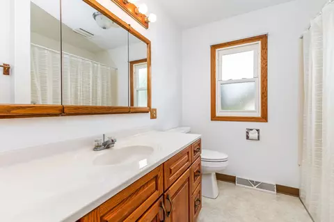 Bath - 108 N Beebe St, Warren, IL 61087 photo 1 of 2