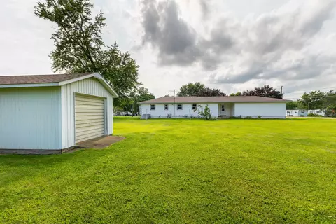 Exterior - 108 N Beebe St, Warren, IL 61087 photo 3 of 5