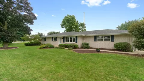 9772 Petunia Dr, Machesney Park, IL 61115