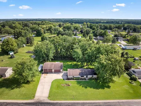 2389 Sunset Dr, Freeport, IL 61032 photo 2