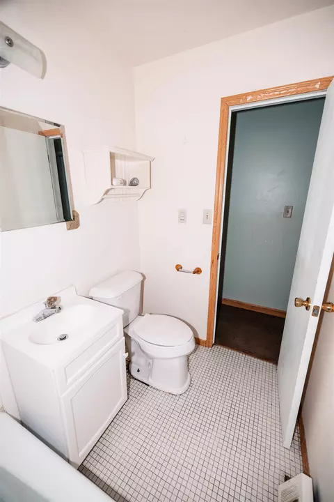 Bath - 1435 Winter Dr, Freeport, IL 61032 photo 1 of 2