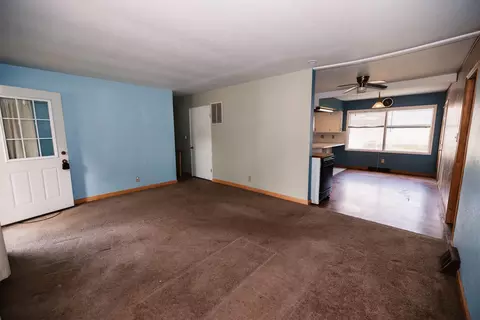 Living - 1435 Winter Dr, Freeport, IL 61032 photo 3 of 7