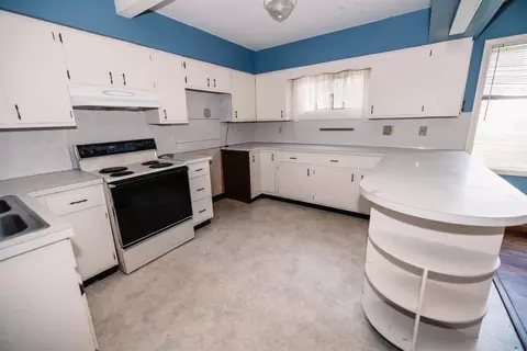 Kitchen - 1435 Winter Dr, Freeport, IL 61032 photo 2 of 4