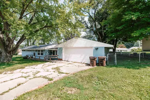 Exterior - 1435 Winter Dr, Freeport, IL 61032 photo 3 of 6