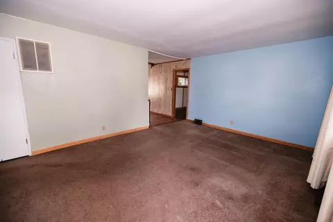 Living - 1435 Winter Dr, Freeport, IL 61032 photo 2 of 7