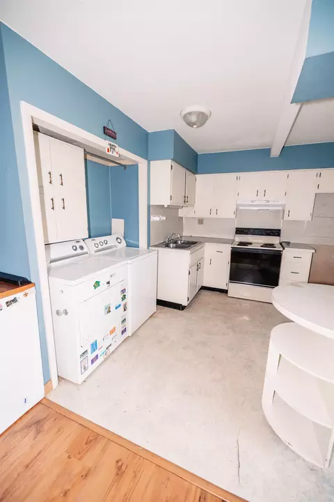 Kitchen - 1435 Winter Dr, Freeport, IL 61032 photo 4 of 4