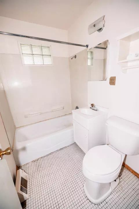 Bath - 1435 Winter Dr, Freeport, IL 61032 photo 2 of 2