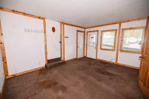 Living - 1435 Winter Dr, Freeport, IL 61032 photo 5 of 7