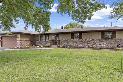 1127 Crystal Dr, Machesney Park, IL 61115