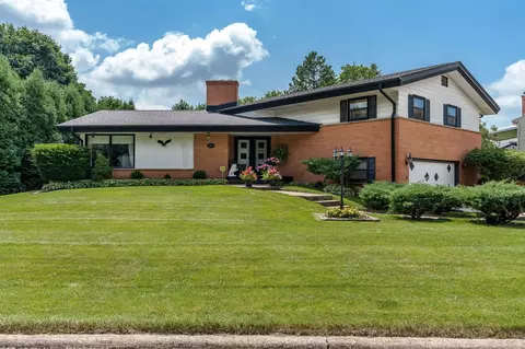 810 Bluecrest Dr, Rockford, IL 61107