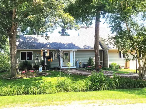708 N Kaskaskia Dr, Dixon, IL 61021