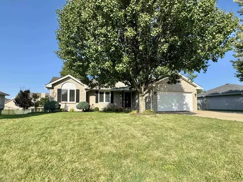 737 Golden Prairie Dr, Davis Junction, IL 61020