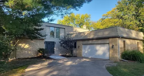 32 Shorewood Dr, Macomb, IL 61455