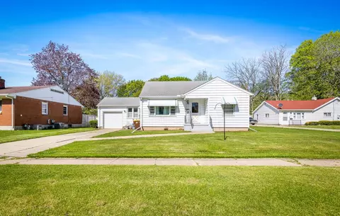 1456 S Carroll Ave, Freeport, IL 61032