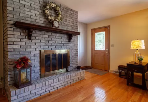 8963 Elevator Rd, Roscoe, IL 61073 photo 5
