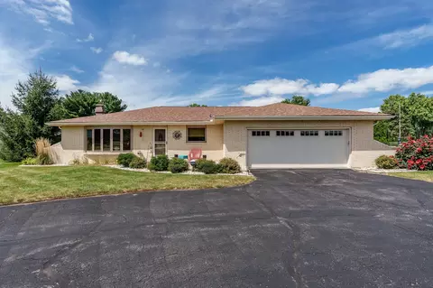 5372 Port Dr, Roscoe, IL 61073