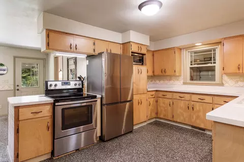 Kitchen - 8272 E Crockett Rd, Roscoe, IL 61073 photo 3 of 5