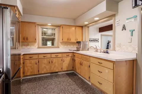 Kitchen - 8272 E Crockett Rd, Roscoe, IL 61073 photo 2 of 5