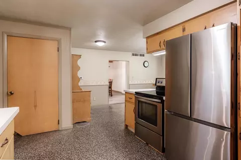 Kitchen - 8272 E Crockett Rd, Roscoe, IL 61073 photo 4 of 5