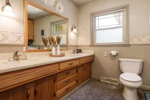 Bath - 8272 E Crockett Rd, Roscoe, IL 61073 photo 1 of 4