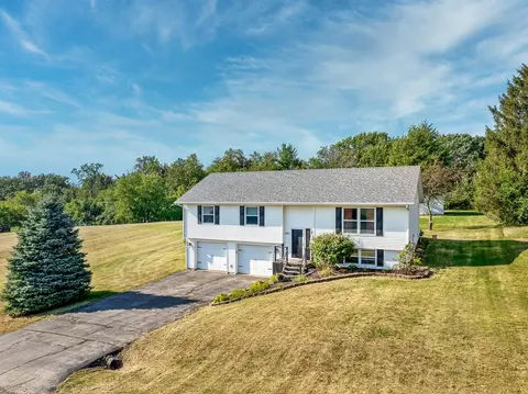1241 Lake Summerset Rd, Lake Summerset, IL 61019