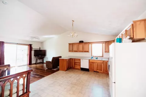 637 Grove St, Pecatonica, IL 61063 photo 9