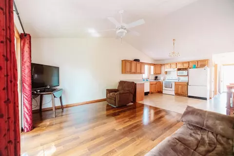 637 Grove St, Pecatonica, IL 61063 photo 5