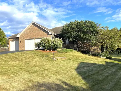 12297 Puff Cir, Roscoe, IL 61073