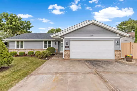 10061 Penny Ln, Machesney Park, IL 61115