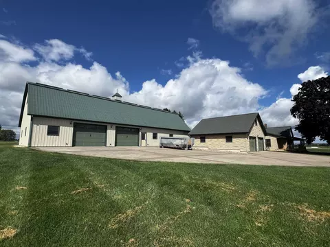 12445 W Cross Rd, Galena, IL 61036