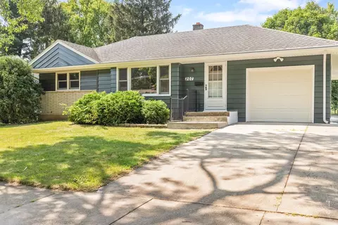 207 S Oak Knls, Rockford, IL 61108