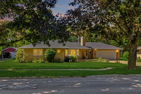 912 Chelsea Ave, Rockford, IL 61107