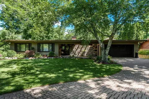2704 Starkweather Rd, Rockford, IL 61107
