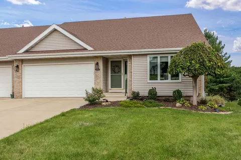 2200 Hillside Ct, Freeport, IL 61032