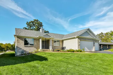9508 Shore Dr, Machesney Park, IL 61115