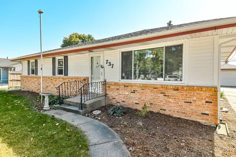 737 Copper Dr, Machesney Park, IL 61115