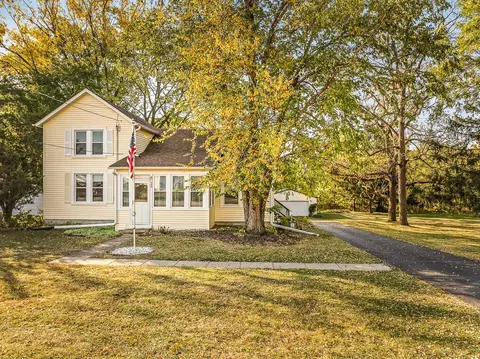 305 E Bluff St, Winnebago, IL 61088