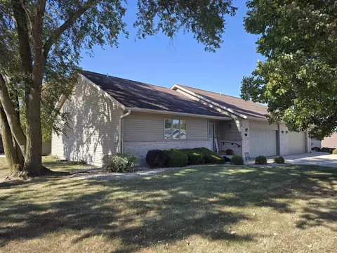 1150 S Greenfield Dr, Freeport, IL 61032