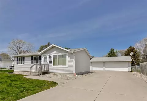 618 Lawn Dr, Loves Park, IL 61111