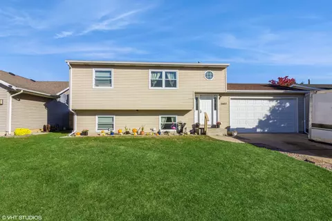2407 Meadow Creek Dr, Sycamore, IL 60178