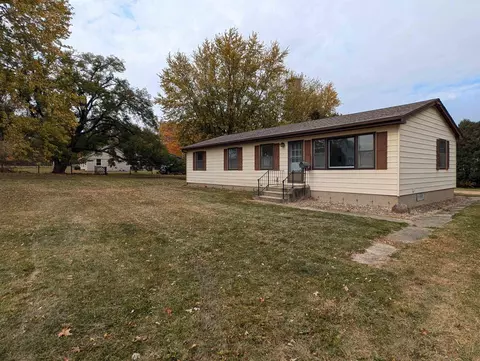 108 South St, Dakota, IL 61018