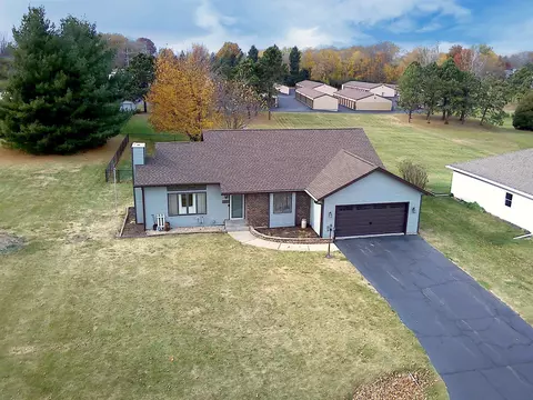 902 N Greenfield Dr, Freeport, IL 61032