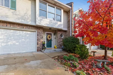211 Stone Manor Cir, Batavia, IL 60510