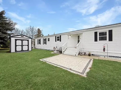 102 Red Haw Ct, Freeport, IL 61032
