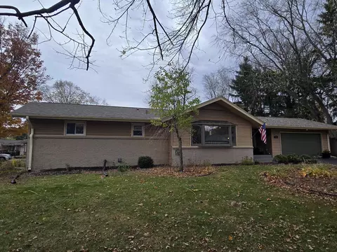 5716 Knollwood Rd, Rockford, IL 61107