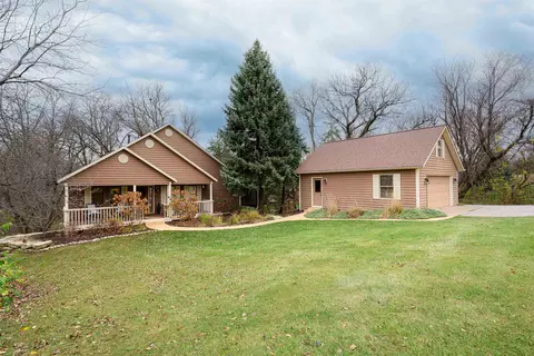 2 Washburne Ln, Galena, IL 61036