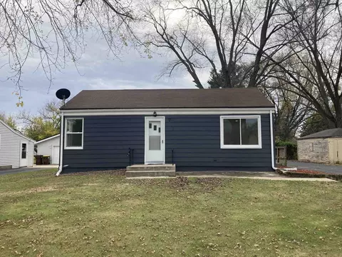 721 Sycamore Ln, Machesney Park, IL 61115