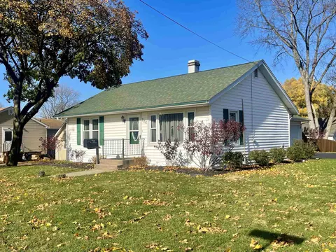 724 E 4th St, Belvidere, IL 61008