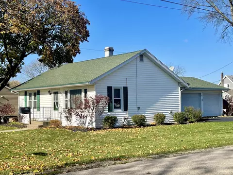 724 E 4th St, Belvidere, IL 61008 photo 2